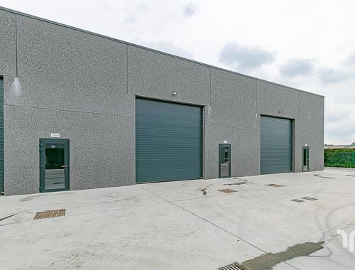                                        Bedrijfsgebouw te huur in Eernegem, € 740
