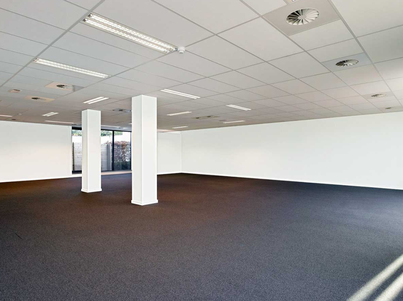 ALGEMEEN<br />
In The Lofthouse South in Wilrijk wordt een moderne en instapklare kantoorruimte/retailruimte van 203 m² aangeboden op de gelijkvloers.