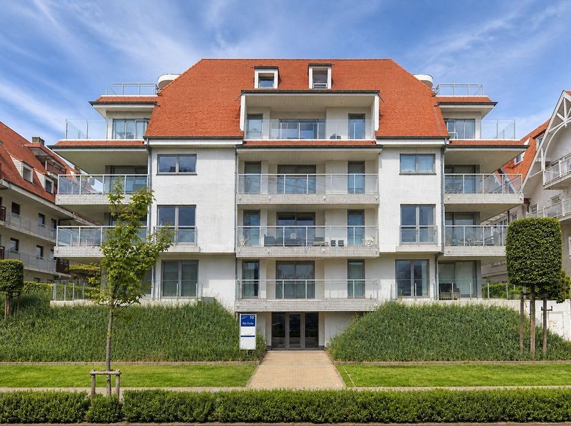 Lichtrijk en zon-georiënteerd duplexappartement met kwalitatieve afwerking en twee ruime zonneterrassen. Ideaal gelegen tussen de jachthaven en de zee
