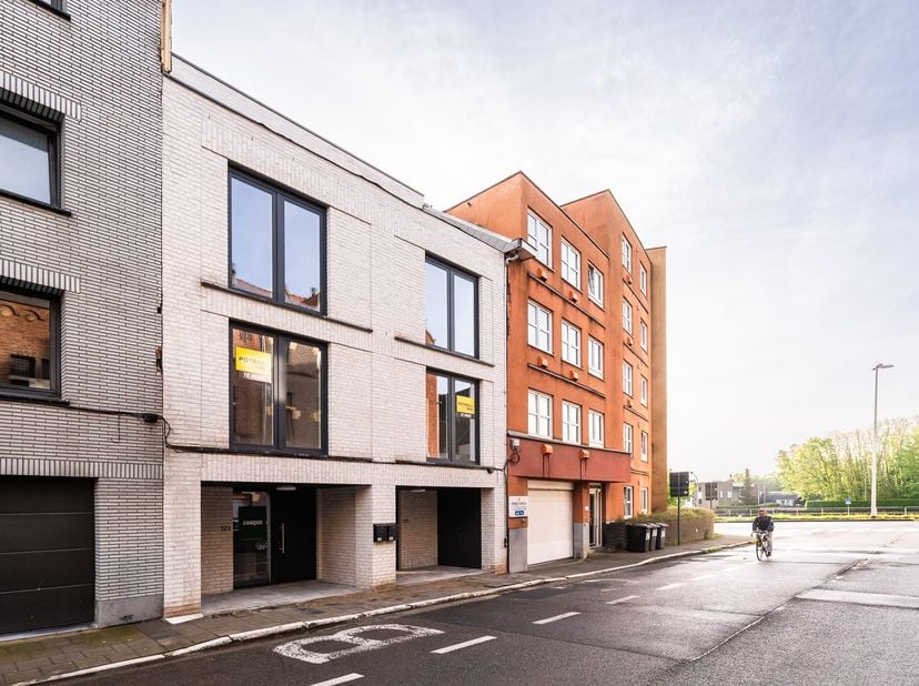 Deze hippe stadswoning gelegen in de Eendrachtstraat in Gent is op zoek naar een eerste geschikte huurder!<br />
<br />
De nieuwbouwwoning bevindt zic