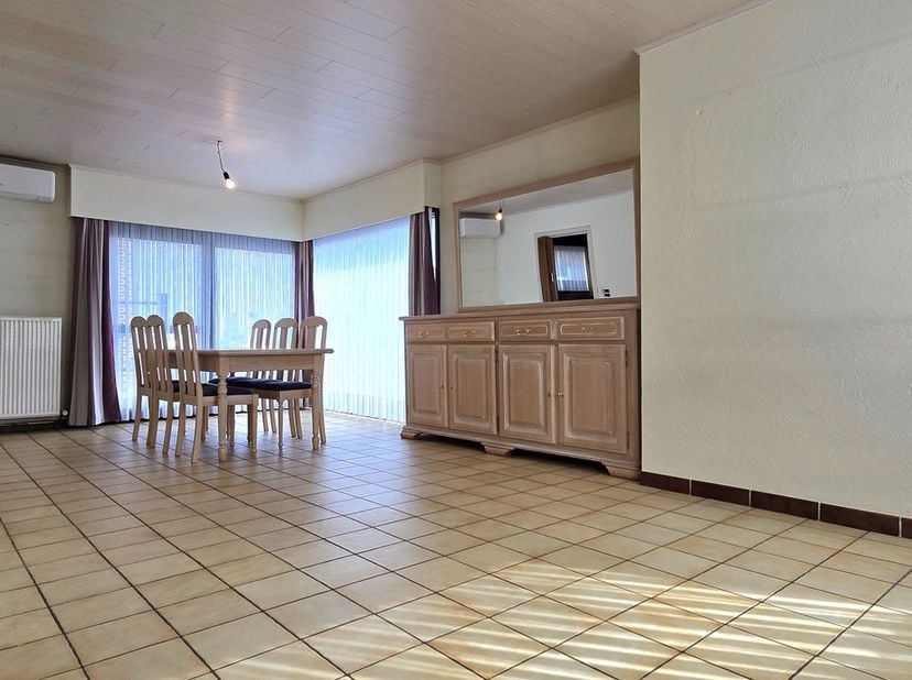 Voor een afspraak bel Kim 0473 72 33 62.<br />
<br />
Te renoveren gelijkvloerse prefab woning OB met 3 slaapkamers op een grondoppervlakte van 1481ca