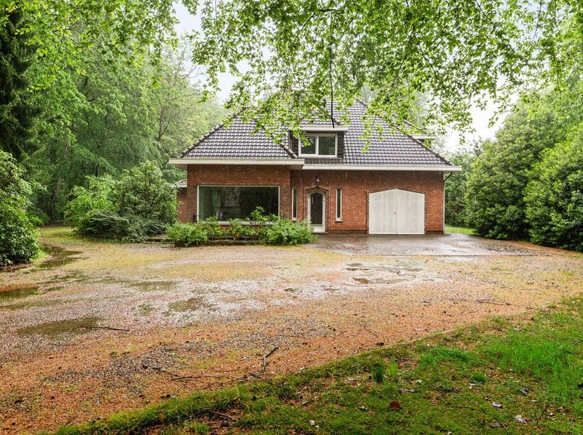 Maison à rénover à Brasschaat sur un grand terrain de 5.300m²<br />
Dans un excellent emplacement à Brasschaat, au Max Hermanlei 45, cette spacieuse m