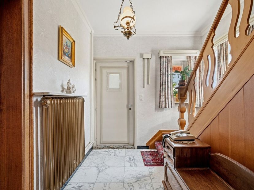 Deze open bebouwing is gelegen in het rustige Oplinter waar je de hele dag kan genieten van een adembenemend zicht op de velden. De woning beschikt ov