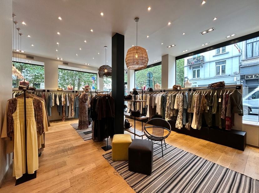 BRUXELLES - au cœur du centre historique, situé au cœur de la très recherchée rue Antoine Dansaert, l'une des artères commerçantes réputée, ce superbe