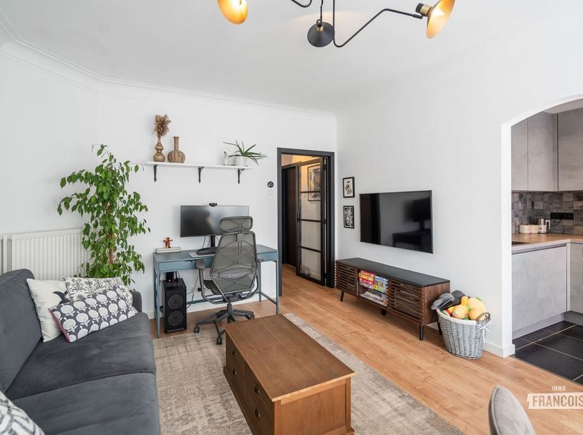 Dit prachtig gerenoveerde appartement bevindt zich op de tweede verdieping van een kleinschalige residentie en biedt een perfecte combinatie van comfo