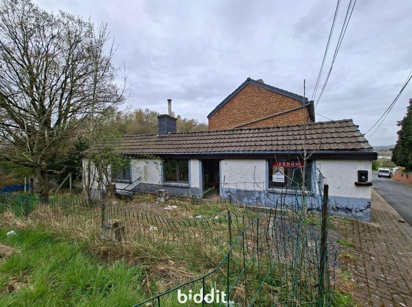 PETITE MAISON D’HABITATION AVEC JARDIN<br />
<br />
A rénover entièrement.<br />
<br />
Composition :<br />
4 petites pièces dont une prévue pour la s