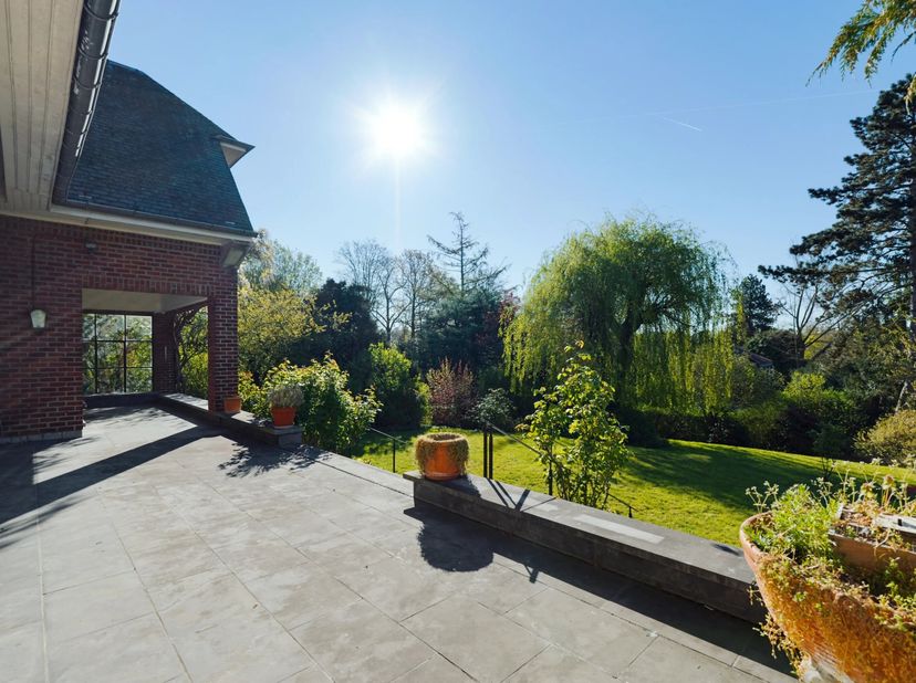 Deze prachtige villa in Ukkel biedt een royale woonoppervlakte van 638 m² en is ideaal voor grote gezinnen of liefhebbers van ruimte en comfort. Het h