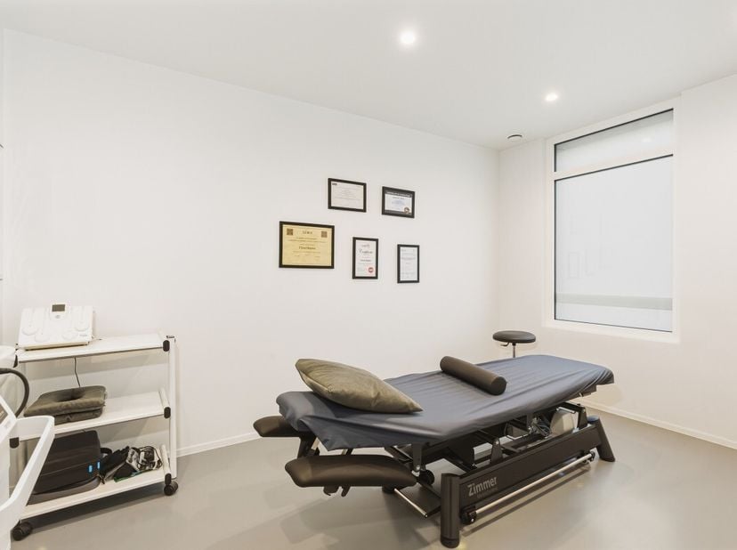 Cet espace commercial de 110 m², prêt à l'emploi, bénéficie d'un emplacement exceptionnel et très visible à Desselgem. Le bâtiment a été entièrement r