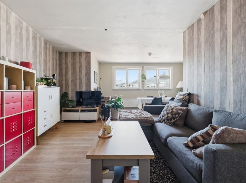 Bent u op zoek naar een comfortabel appartement met een gunstige energiescore en een uitstekende ligging? Dan is dit ruime appartement aan de Ridderss