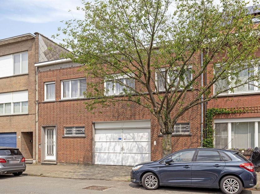 Garagecomplex met appartement te koop in Wilrijk!<br />
<br />
Ligging:<br />
Dit veelzijdige pand is gelegen in een rustige, maar centrale buurt i