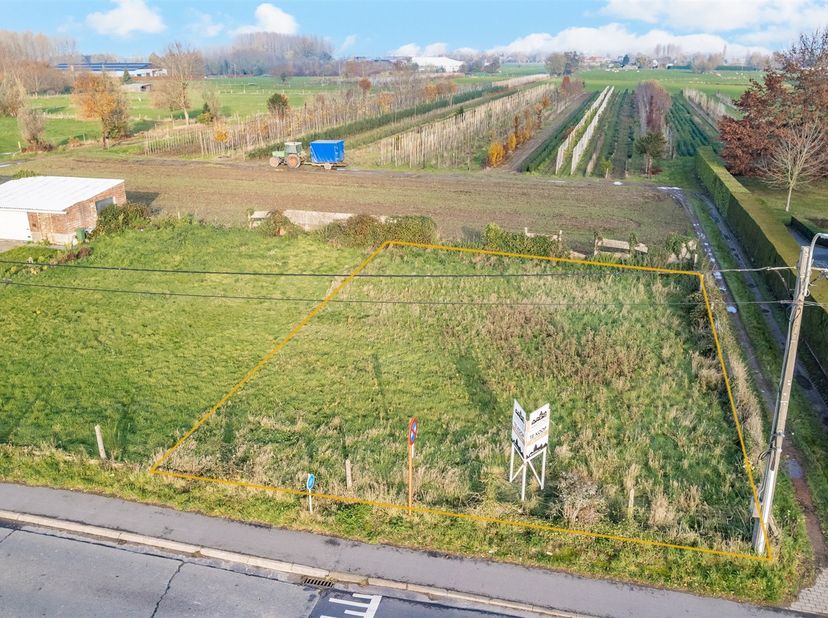 Deze schitterend gelegen bouwgrond voor open bebouwing in Schoonaarde heeft een oppervlakte van 608 m² en biedt een uniek, vrij uitzicht op de achterl