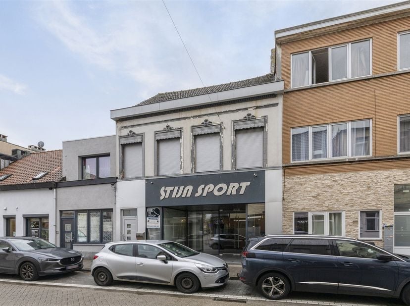 Gerenoveerd handelshuis met 4 tot 6 slaapkamers en zonnige tuin interessant voor zowel gezinnen als investeerders!<br />
Dit is een adviesprijs<br />