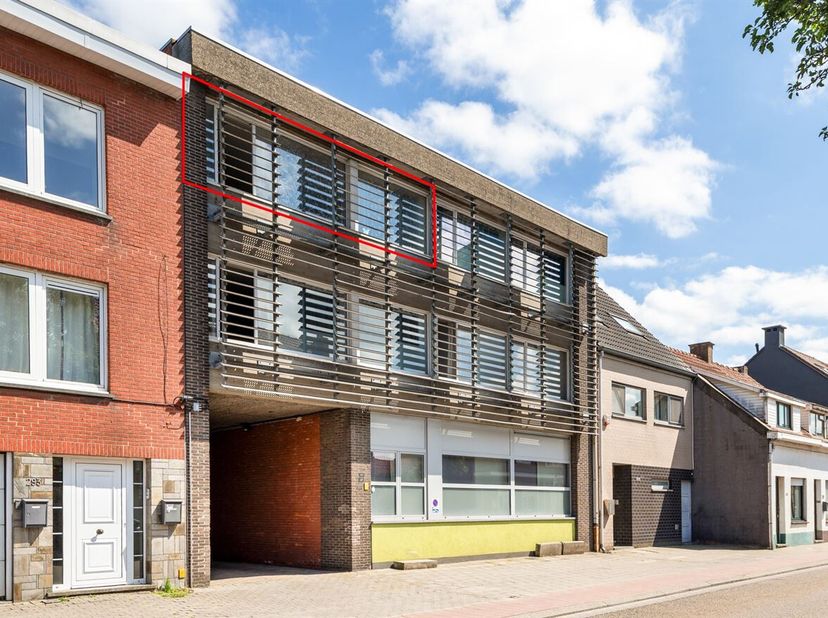 Appartement spacieux et bien entretenu, comprenant 2 chambres, une terrasse et un garage, situé dans le centre de Kalmthout.<br />
Prix indicatif : 24