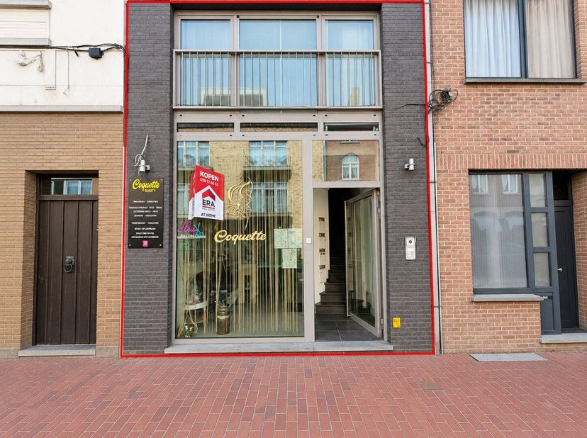 Roeselare - Handelspand te koop.Bij het binnenkomen van het handelspand vinden we de wachtzaal terug met een apart toilet.Er zijn drie polyvalente kam