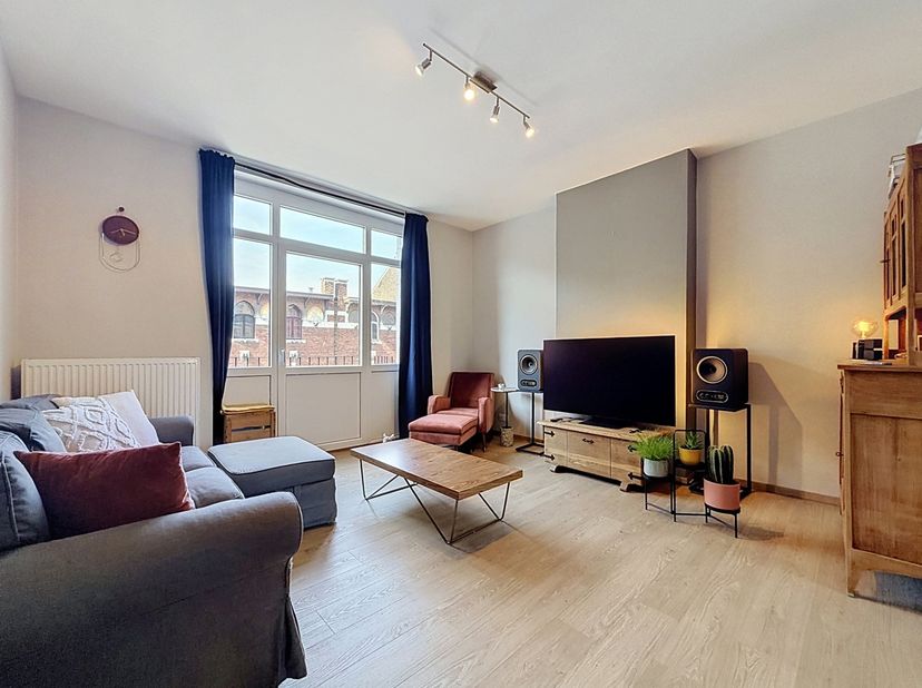 L'Immobilière Borremans vous présente à la location ce bel appartement 2 chambres idéalement situé à Liège.<br />
Composition : hall d'entrée, séjour