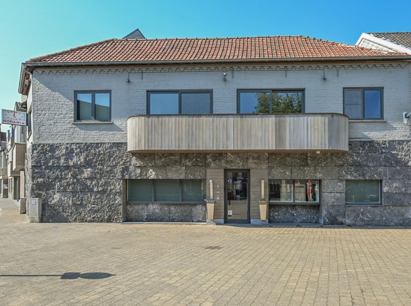 Dankzij de uitstekende zichtbaarheid is hier echt veel mogelijk: (groeps)praktijk, horeca of kantoor, atelier/winkel, showroom.. <br />
De gelijkvloer