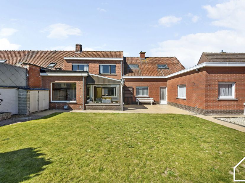 Deze verrassend ruime te renoveren woning, gelegen in het centrum van Langemark, met maar liefst 6 slaapkamers, garage en zeer toffe tuin, biedt een p