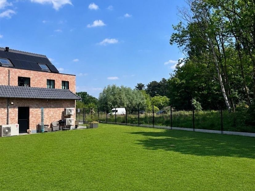 Wie op zoek is naar een instapklare, luxueuze én uitzonderlijk energiezuinige woning, zal hier meteen onder de indruk zijn. Deze BEN-woning uit 2023 c