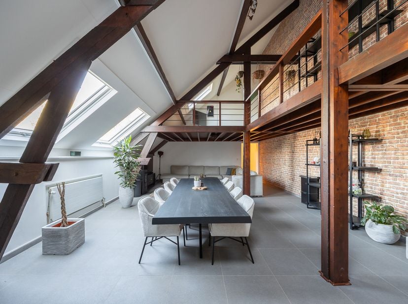 Villa rénovée offrant de nombreuses possibilités sur un magnifique terrain de 1.013 m²<br />
EMPLACEMENT<br />
Située sur une route bordée d'arbres, à