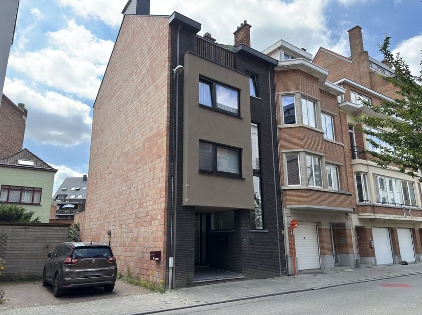 In de Vital Decosterstraat, op wandelafstand van het centrum van Leuven en met vlotte verbinding naar het station en de ring, bevindt zich dit gerenov