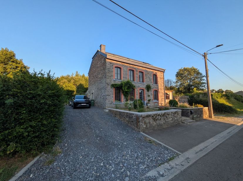À Vendre – Maison entièrement rénovée, exceptionnellement spacieuse et prête à emménager à Graide (Bièvre)<br />
Dans le paisible et verdoyant village