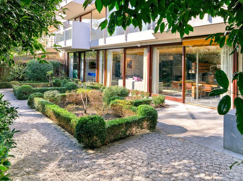 Appartement meublé avec jardin face au Jardin du Roi et aux Étangs d’Ixelles<br />
Dans un immeuble moderniste idéalement situé face au Jardin du Roi,