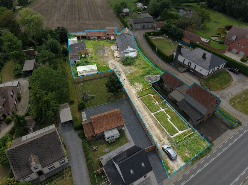 Dit veelzijdige perceel biedt tal van mogelijkheden voor wie op zoek is naar een woon- of landbouwproject op maat. Op het terrein kan een nieuwe wonin