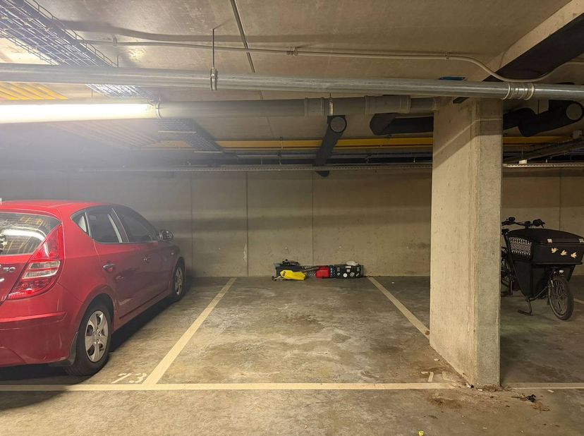 Deze vlot bereikbare autostaanplaats is gelegen nabij het centrum van Hasselt. Ideaal voor iemand die in de buurt woont of werkt. <br />
De parkeerpla