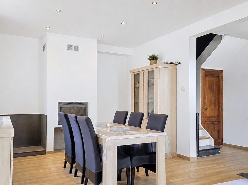 Au cœur du pittoresque village de Vencimont, cette maison en pierre rénovée allie charme et confort et est immédiatement habitable.<br />
Composition