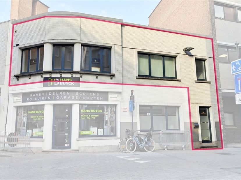 Zeer centraal gelegen kantoorruimte (1e verdieping)<br />
<br />
Deze kantoorruimte bevindt zich op de hoek van Onze-Lieve-Vrouwestraat &amp; Konventstr