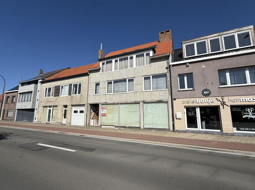 Dit ruime pand beschikt over een renovatiepotentieel - dankzij de strategische ligging nabij belangrijke invalswegen geniet je van een vlotte verbindi