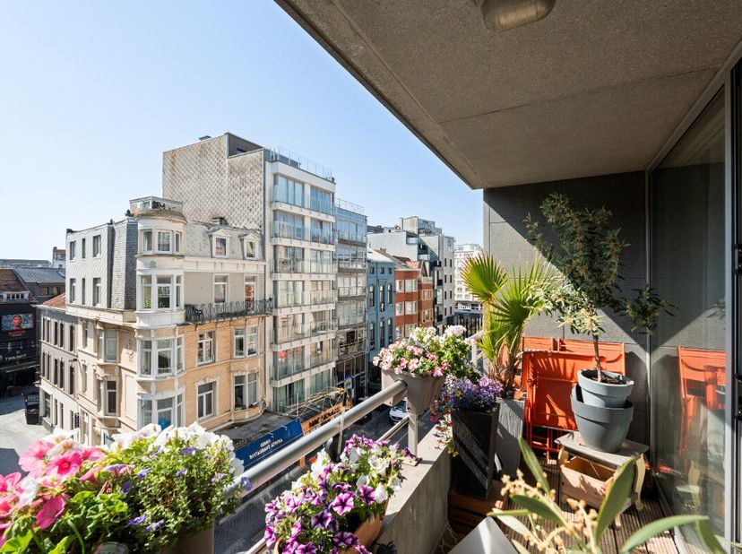Te koop: instapklaar appartement in Oostende, op korte wandelafstand van de zeedijk en het bruisende centrum. Dit gesloten appartement, gebouwd in 199
