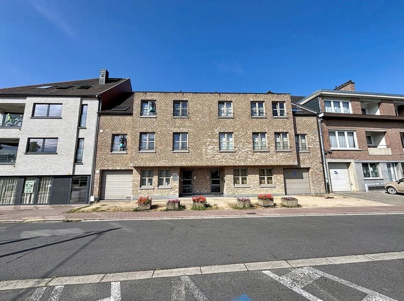 EXCLUSIVITÉ – Spacieux duplex de 109 m² avec 2 chambres et bureau à deux pas du centre de Meise<br />
Vous recherchez un bien offrant de beaux volumes