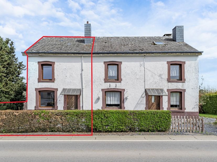 ERA BLUX vous présente cette maison 3 façades située au cur du village de Nadrin, dans un cadre agréable et proche de la nature.Ce bien offre une conf