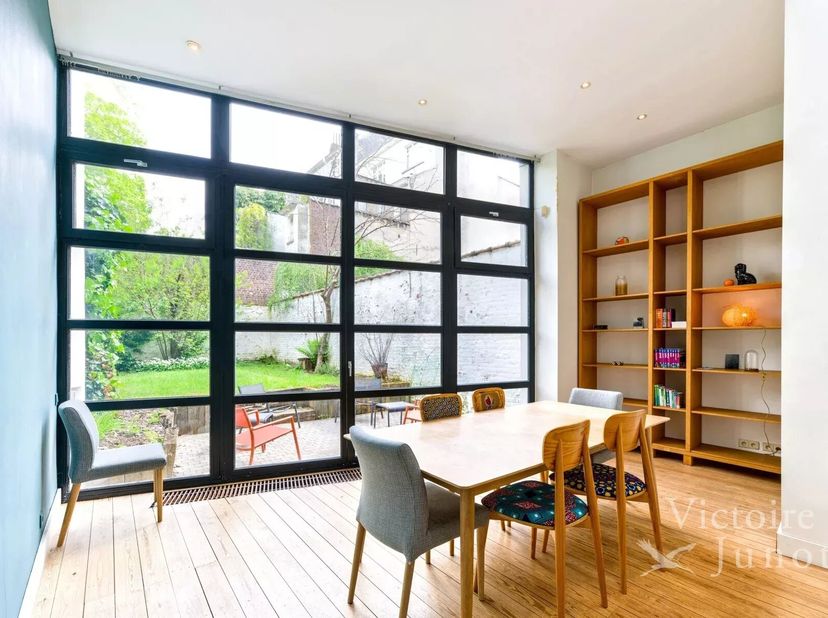 Magnifieke woning ideaal gelegen tussen het Brugmann- en het Kasteleinsplein. De woning heeft een oppervlakte van ongeveer 241 m² (volgens EPC) en bes