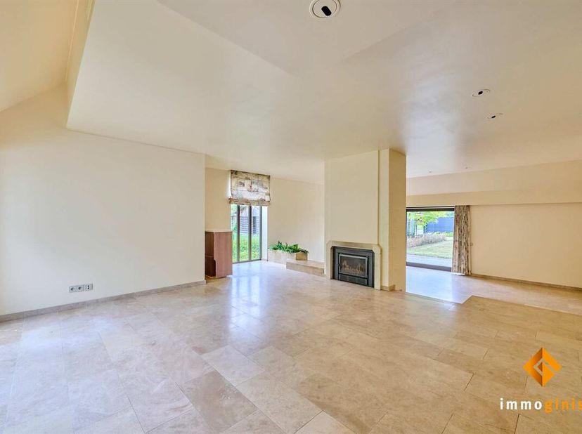 Deze zéér ruime woning met 3 slaapkamer is gelegen op een mooi perceel, vlakbij het centrum van Bocholt. <br />
Indeling gelijkvloers: inkomhal, apart