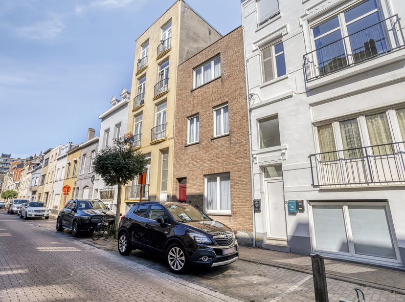 Deze instapklare luxeuze rijwoning combineert een heel centrale ligging met heel veel ruimte en praktische troeven.<br />
<br />
Gelegen nabij het cen
