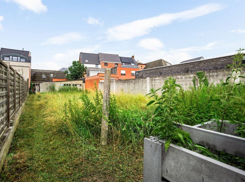 Maison à rénover sur un terrain de 574 m²<br />
Cette charmante maison, construite entre 1850 et 1874, offre une belle opportunité à ceux qui recherch