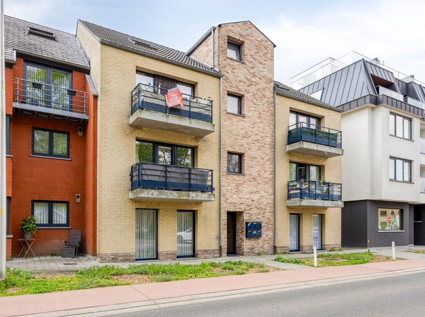 Dit duplexappartement bevindt zich in een gebouw met 6 wooneenheden, op de tweede verdieping, en is gelegen in het centrum van Leopoldsburg. Alle voor