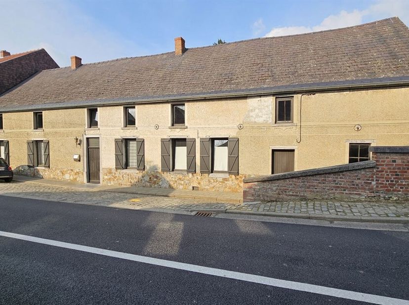 SOUS OPTION - PLUS DE VISITE - Prix: Offre à partir de 130.000 euros, frais d'agence non inclus et à charge de l'acquéreur.<br />
Grande maison à réno
