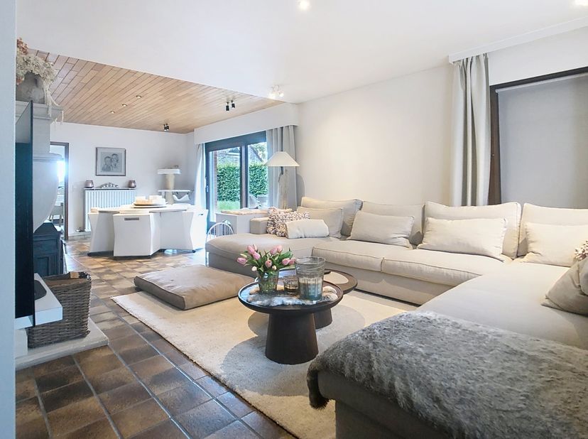 Deze alleenstaande ruime woning is gelegen nabij het centrum van Staden en heeft als indeling:<br />
<br />
GELIJKVLOERS<br />
inkom - toilet - ruime