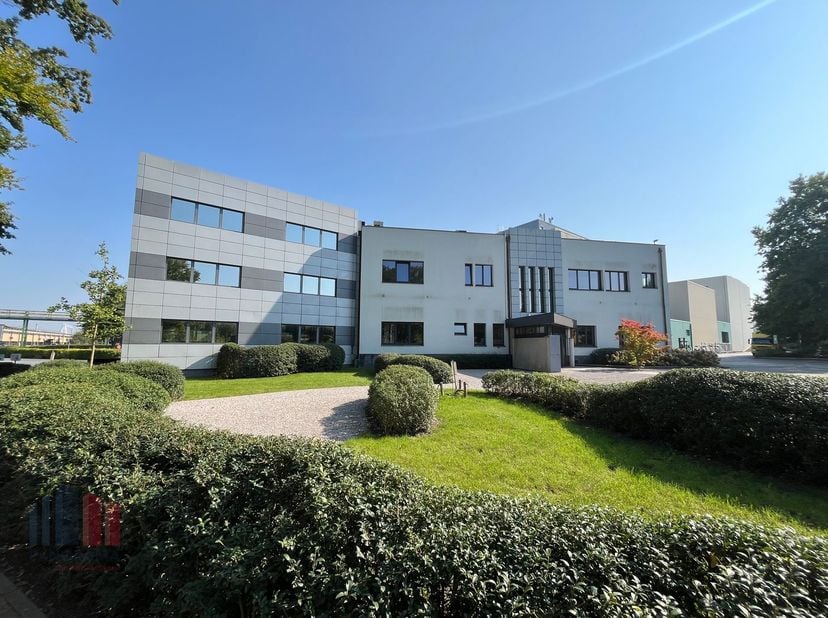 Fantastisch gelegen, instapklaar kantoor van 986&amp;nbsp;m² te huur in Zwijnaarde, op slechts 5 minuten van de R4, met een vlotte verbinding naar de verk