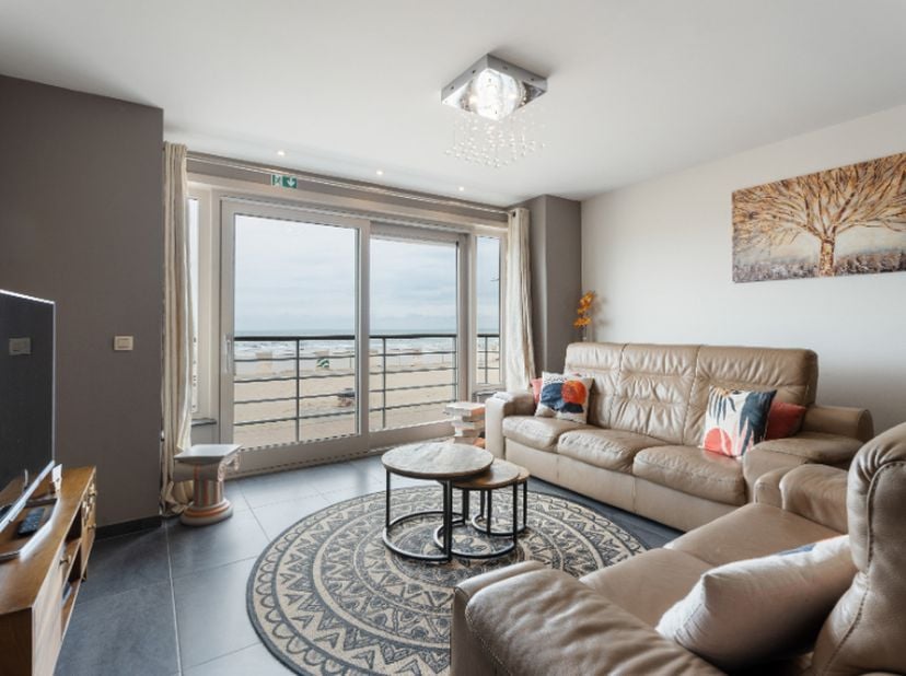 Smaakvol ingericht appartement op het eerste verdiep in een voorname residentie, centraal op de ZEEDIJK.&amp;nbsp; Indeling:&amp;nbsp;inkomhall met vestiaire