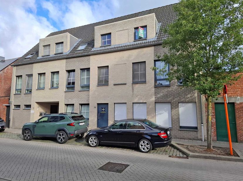 Gezellig appartement in Turnhout-centrum bestaande uit: leefruimte met ingemaakte kasten, ingerichte open keuken, badkamer met wastafel, toilet en dou