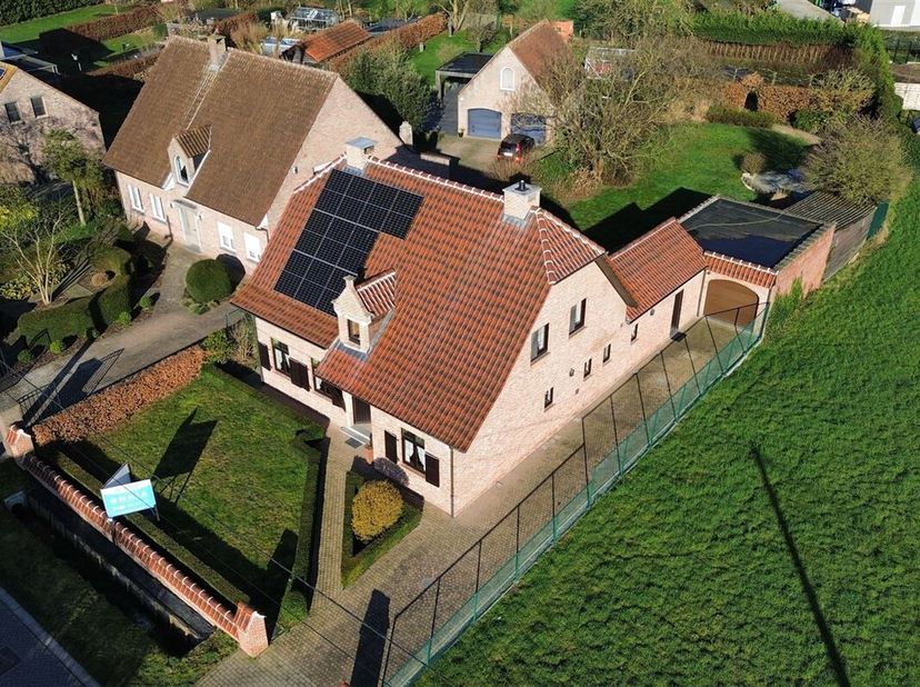 In een rustige, doodlopende straat geniet u van deze karaktervolle en uitstekend onderhouden landelijke woning, op een toplocatie met vlotte verbindin