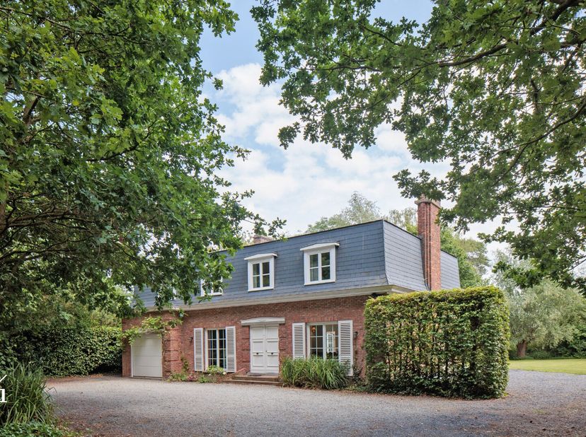 Authentiek karakter<br />
Deze open bebouwing is gelegen op een perceel van maar liefst 3.064 m² en biedt een unieke combinatie van rust, privacy en w