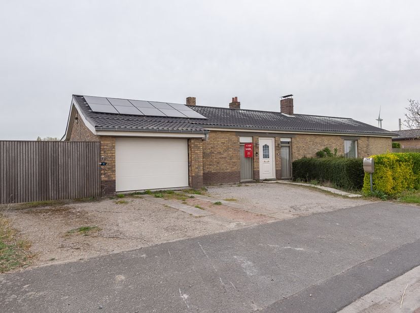 OP TE FRISSEN ALLEENSTAANDE WONING - <br />
<br />
Bent u op zoek naar een woning met ruimte, rust en potentieel? Deze alleenstaande woning, gelegen l