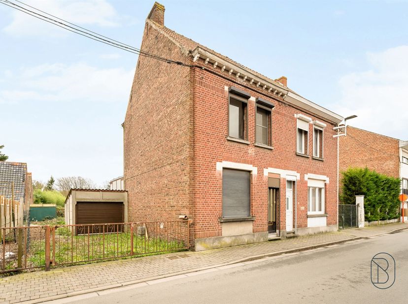 Ideaal gelegen nabij het centrum van Doornik en al zijn voorzieningen, bestaat deze ruime te renoveren halfopen bebouwing, uit het volgende:<br />
<b