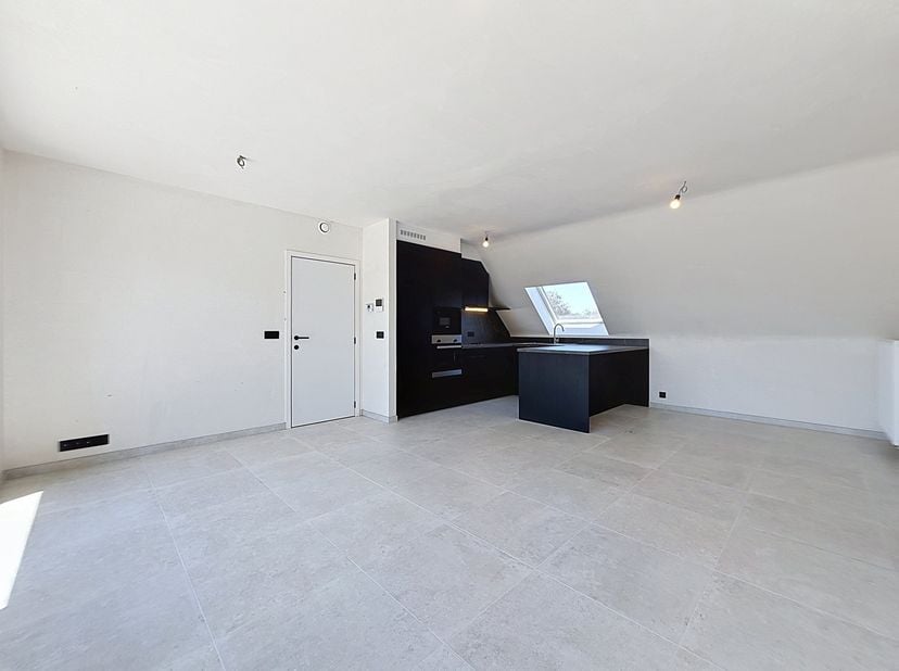 Gelegen aan de Kerkstraat in Spiere-Helkijn, biedt dit charmante appartement een ideale setting voor wie op zoek is naar een comfortabel en uitnodigen
