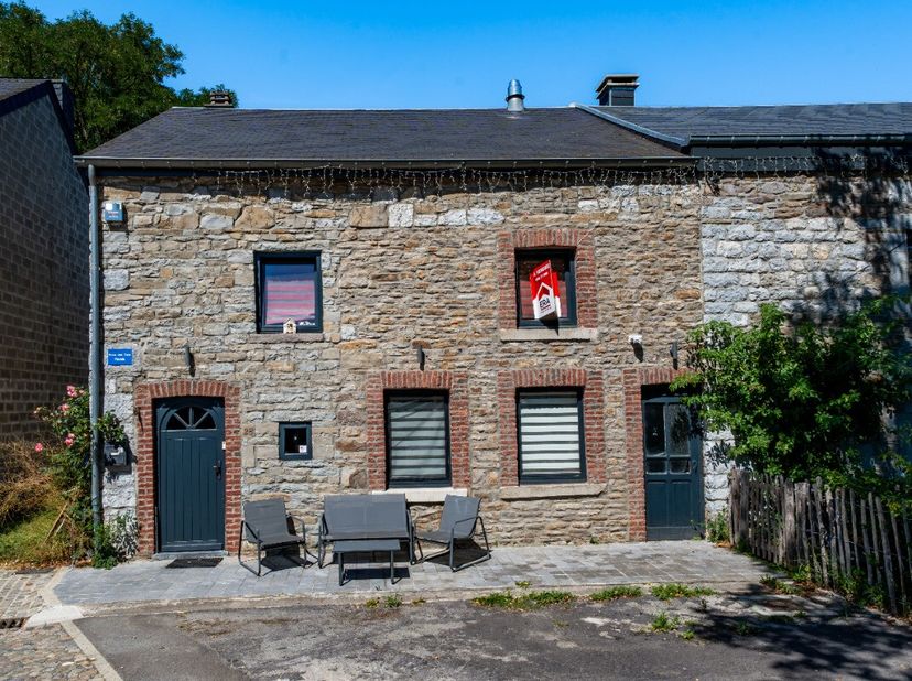 L'agence immobilière ERA B-LUX a le plaisir de vous présenter cette charmante maison 3 façades en pierre, située au cur du village de Hampteau, à seul